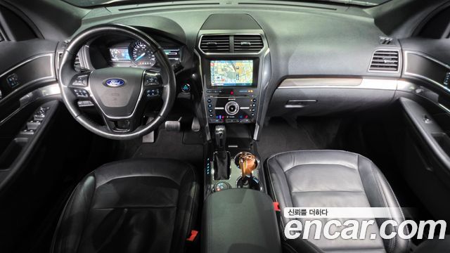 Ford Explorer — interior