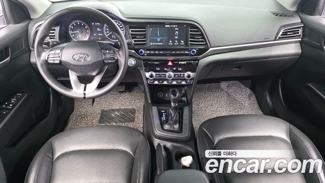 Hyundai Avante — interior