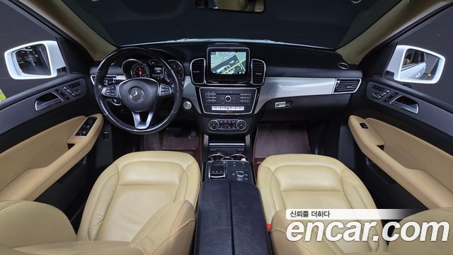Mercedes-Benz GLE-Class — interior