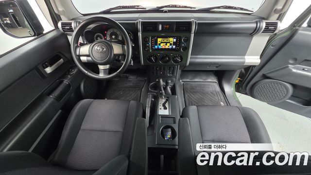 Toyota FJ Cruiser — interior