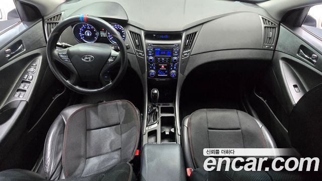Hyundai Sonata — interior