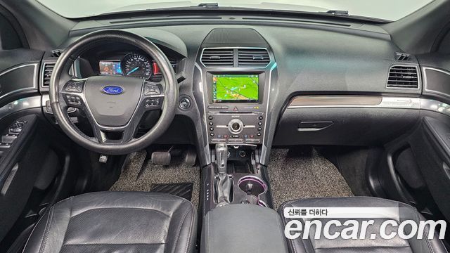 Ford Explorer — interior