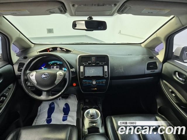Nissan Leaf — interior