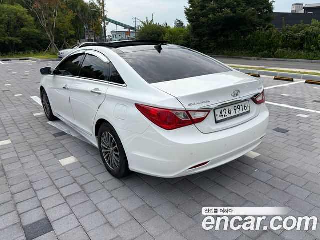 Hyundai Sonata — interior