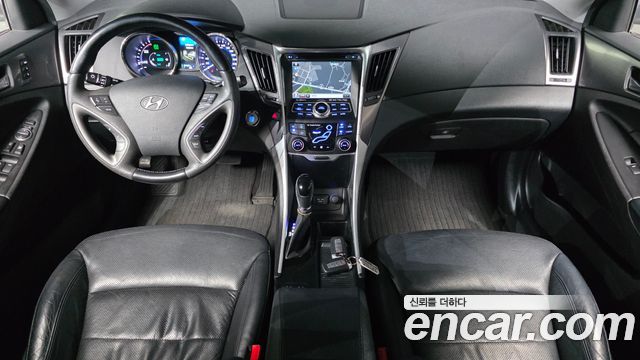 Hyundai Sonata — interior