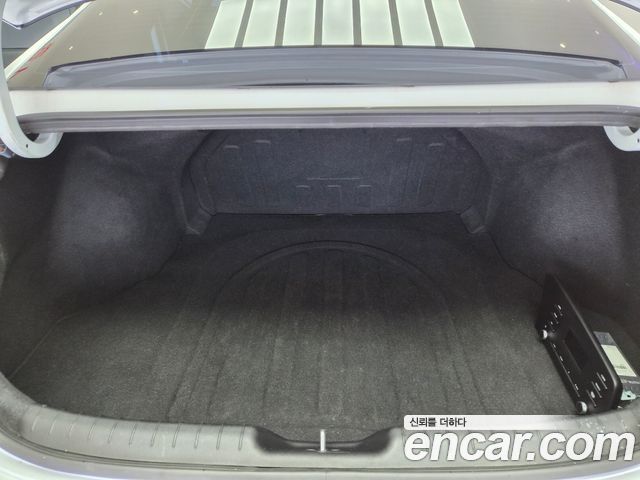 Hyundai Avante — interior