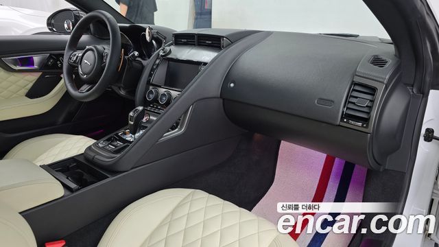 Jaguar F-Type — interior