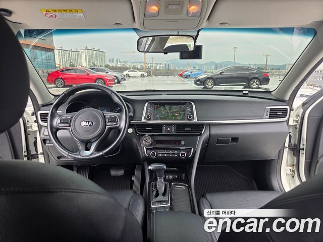 Kia K5 — interior