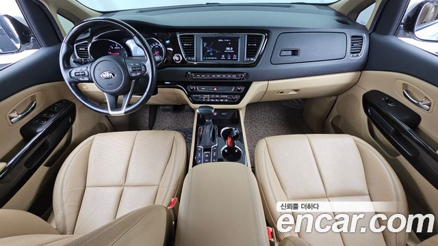 Kia Carnival — interior