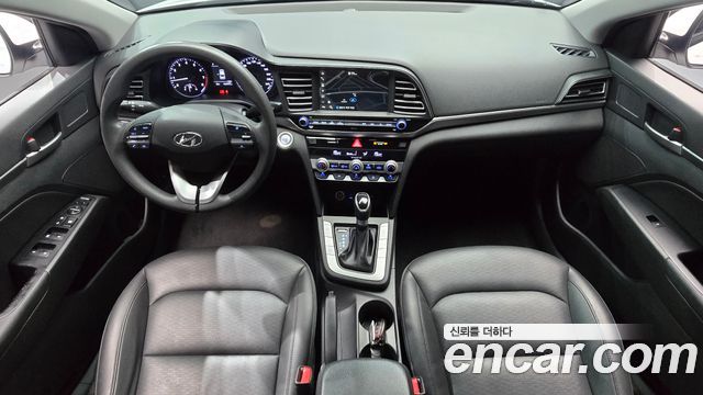 Hyundai Avante — interior
