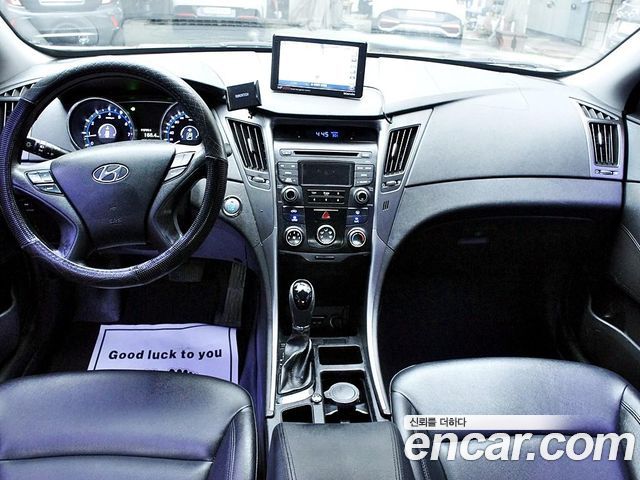 Hyundai Sonata — interior