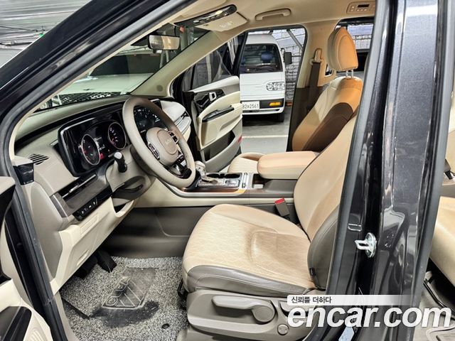 Kia Carnival — interior
