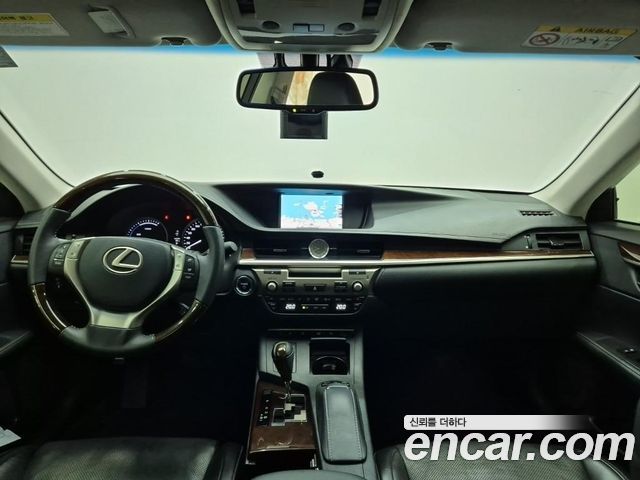 Lexus ES — interior