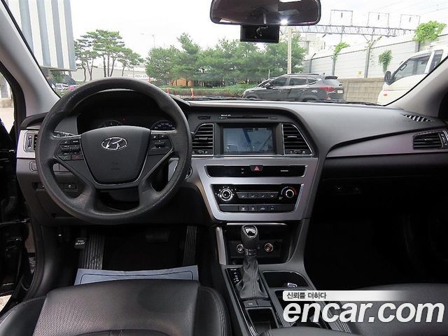 Hyundai Sonata — interior