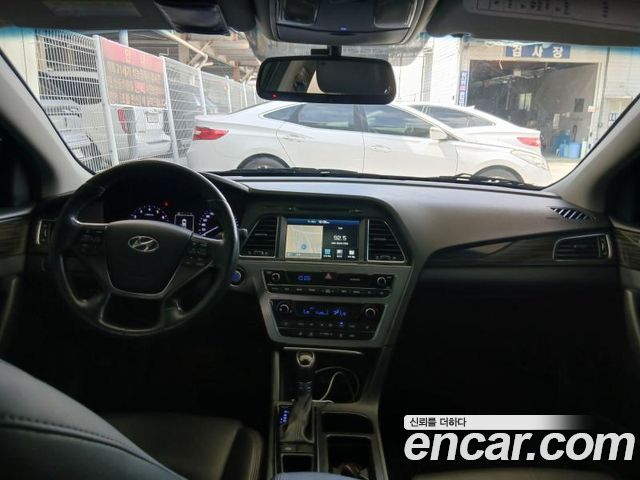 Hyundai Sonata — interior