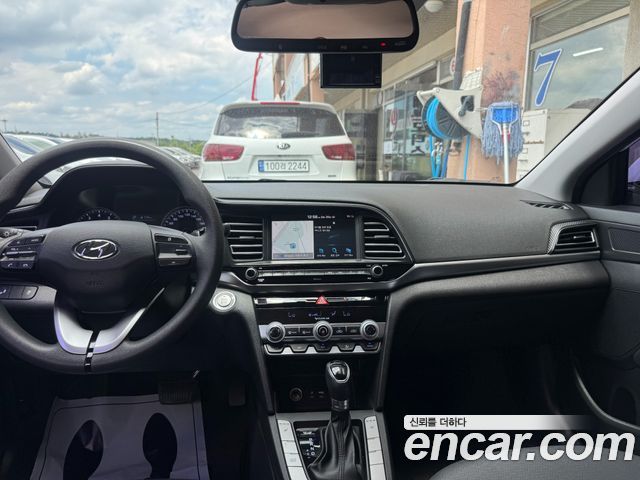 Hyundai Avante — interior