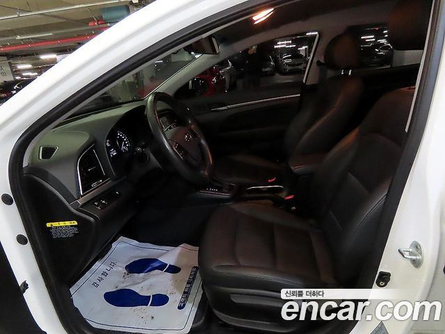 Hyundai Avante — interior