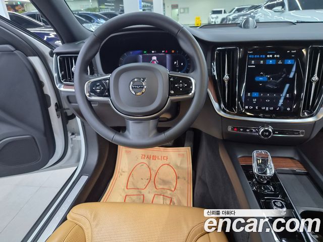 Volvo V60 — interior