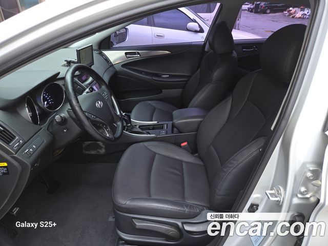 Hyundai Sonata — interior