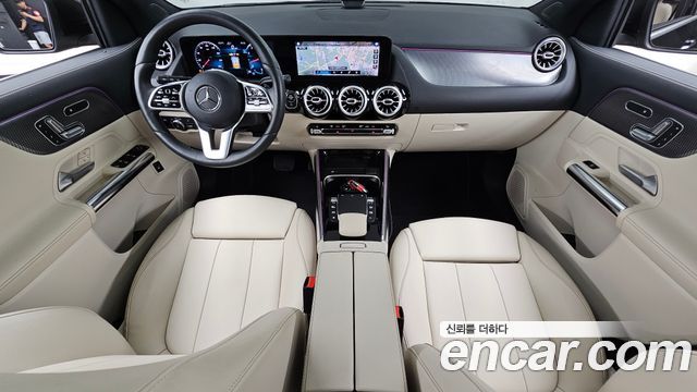 Mercedes-Benz GLA-Class — interior