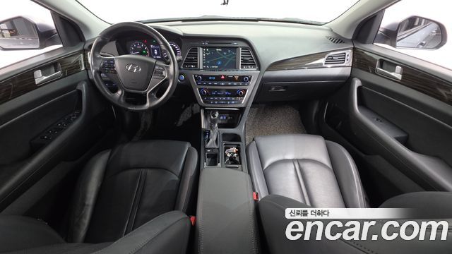 Hyundai Sonata — interior