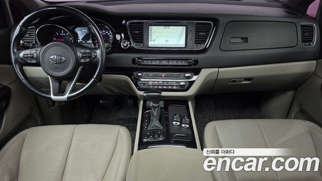 Kia Carnival — interior