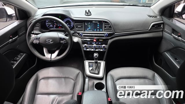 Hyundai Avante — interior