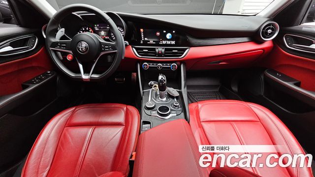 Alfa Romeo Giulia — interior