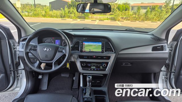 Hyundai Sonata — interior