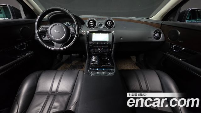 Jaguar XJ — interior