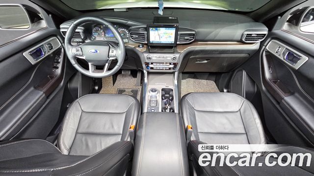 Ford Explorer — interior