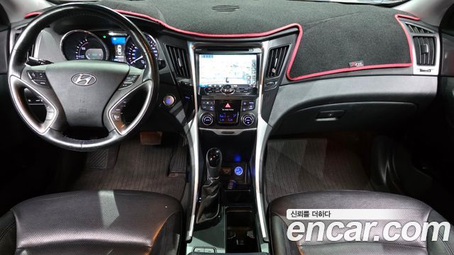 Hyundai Sonata — interior