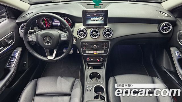 Mercedes-Benz GLA-Class — interior