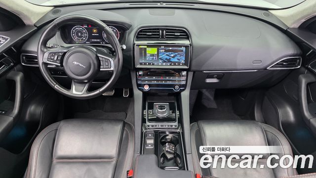 Jaguar F-Pace — interior
