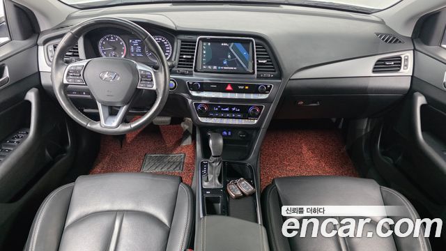 Hyundai Sonata — interior