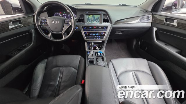 Hyundai Sonata — interior