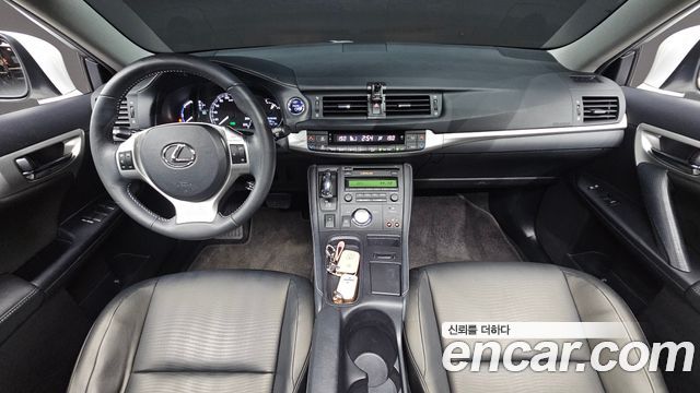 Lexus CT200h — interior