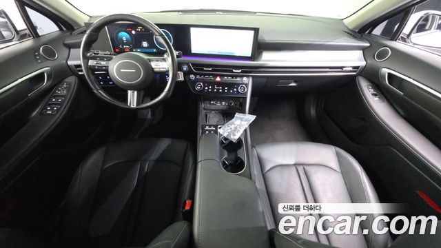 Hyundai Sonata — interior