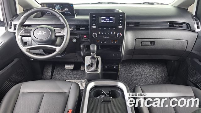 Hyundai Staria — interior