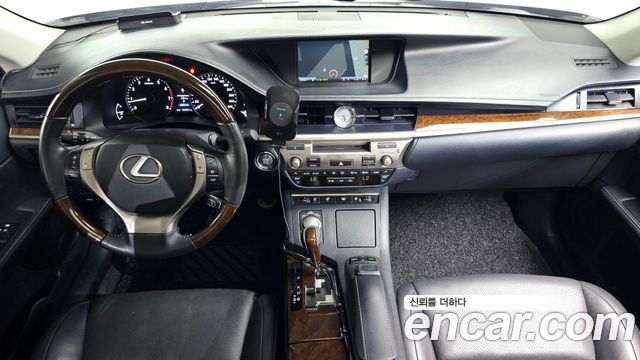 Lexus ES — interior