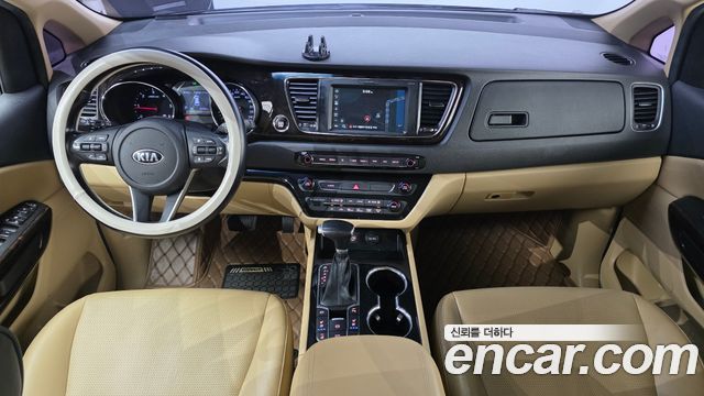Kia Carnival — interior