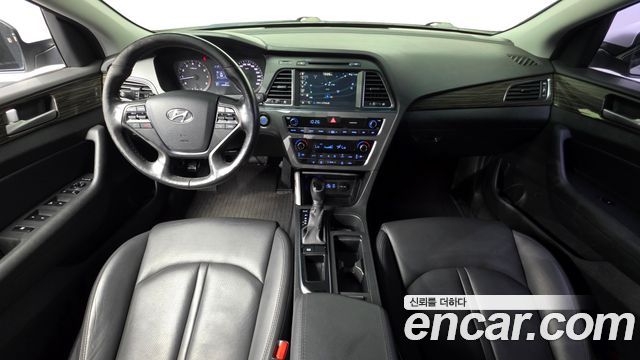 Hyundai Sonata — interior