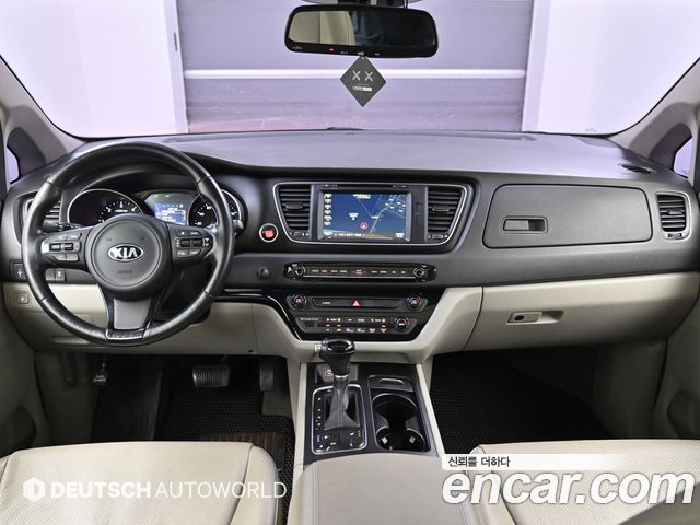 Kia Carnival — interior