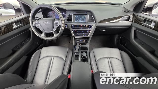 Hyundai Sonata — interior