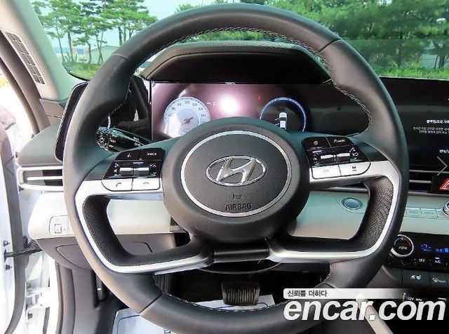 Hyundai Avante — interior