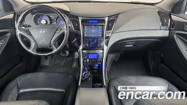 Hyundai Sonata — interior