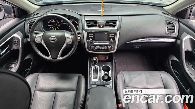 Nissan Altima — interior