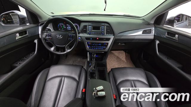 Hyundai Sonata — interior