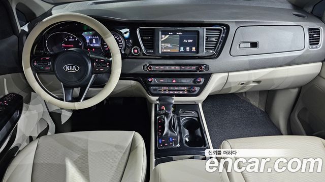 Kia Carnival — interior