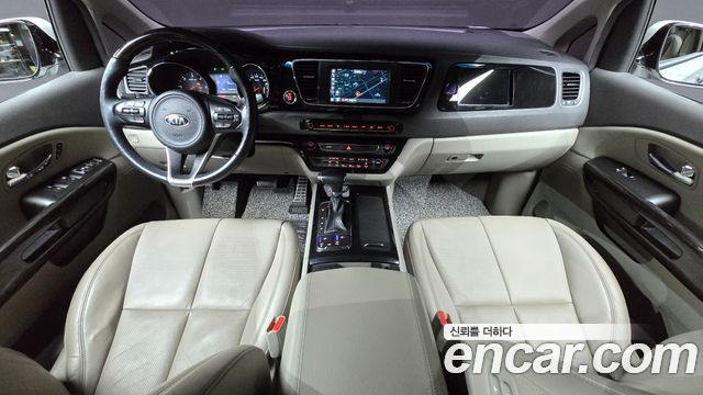 Kia Carnival — interior